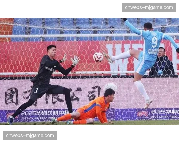 山东泰山冬训现场：韩鹏指挥热身赛，年轻球员积极表现