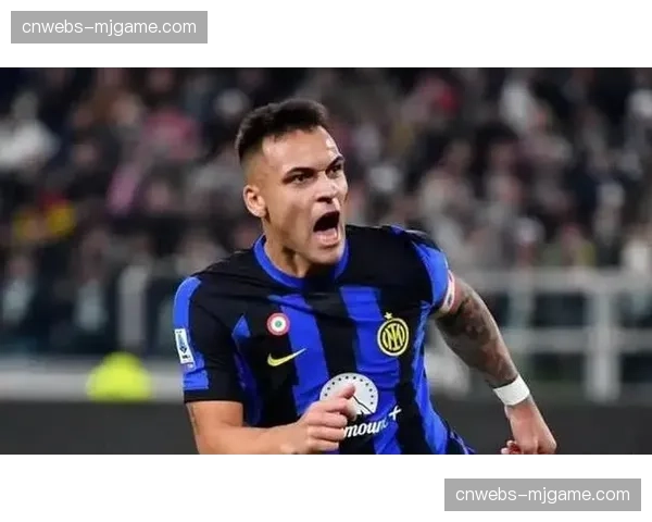 现场：国米前锋劳塔罗禁区内倒地，主裁判未作表示比赛继续